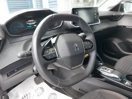 Photo 8 Peugeot 208  Electrique 50 kWh 136ch