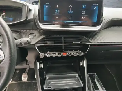Photo 12 Peugeot 2008  PureTech 130 S&S BVM6 GT