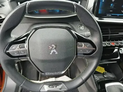 Photo 11 Peugeot 2008  PureTech 130 S&S BVM6 GT