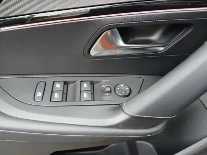 Photo 18 Peugeot 2008  PureTech 130 S&S BVM6 GT