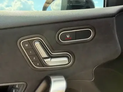 Photo 18 Mercedes Classe A 200 d AMG Line