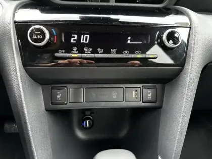 Photo 12 Toyota Yaris Gén. I Ph1 Design 5