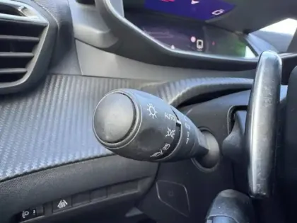 Photo 12 Peugeot 2008 1.2 PureTech 130ch Allure Pack EAT8 + Sièges chauffants