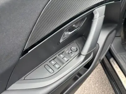 Photo 12 Peugeot 2008  1.2 PureTech 130ch S&S GT EAT8