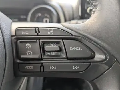 Photo 13 Toyota Yaris  116h Design 5p MC24