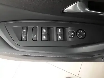 Photo 18 Peugeot 308  SW Hybrid 145 e-DCS6