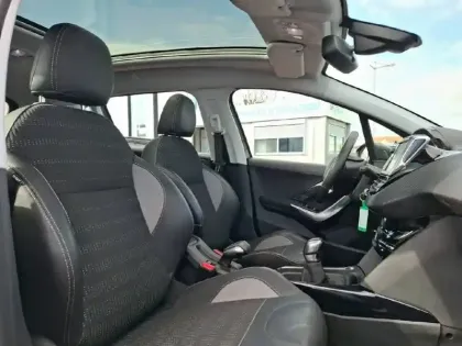 Photo 21 Peugeot 2008 Gén. I Ph2 Allure 5