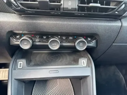 Photo 24 Citroën C4 e- 136 ch Automatique