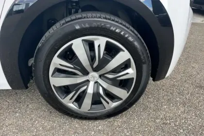 Photo 8 Peugeot 208  Electrique 50 kWh 136ch