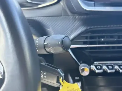 Photo 16 Peugeot 208  PureTech 100 S&S BVM6 Style