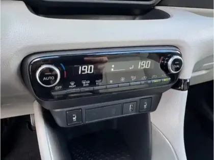 Photo 19 Toyota Yaris Hybride 116h Iconic