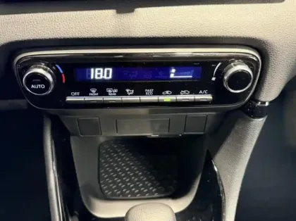 Photo 11 Toyota Yaris Gén. IV Ph1 NG Design 5