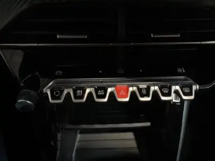 Photo 11 Peugeot 208  1.2 Hybrid 110ch Edition e-DCS6