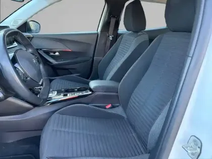 Photo 10 Peugeot 2008  PureTech 130 S&S EAT8