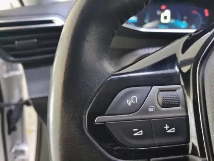 Photo 67 Peugeot 2008  PureTech 100 S&S BVM6