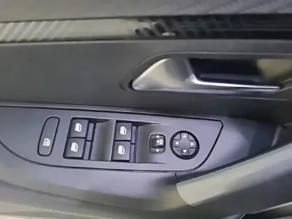 Photo 70 Peugeot 2008  PureTech 100 S&S BVM6