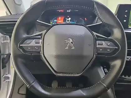 Photo 48 Peugeot 2008  PureTech 100 S&S BVM6