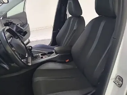 Photo 50 Peugeot 2008  PureTech 100 S&S BVM6