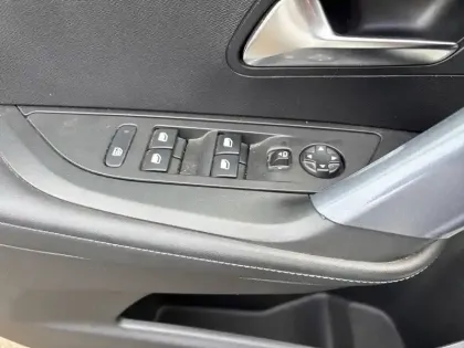 Photo 39 Peugeot 2008  PureTech 100 S&S BVM6