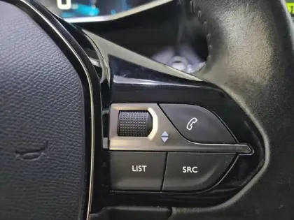 Photo 68 Peugeot 2008  PureTech 100 S&S BVM6