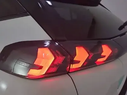 Photo 56 Peugeot 2008  PureTech 100 S&S BVM6