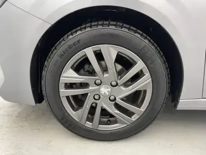 Photo 16 Peugeot 208  PureTech 75 S&S BVM5