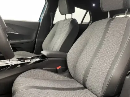 Photo 77 Peugeot 2008  Hybrid 136 e-DCS6