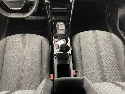 Photo 56 Peugeot 2008  Hybrid 136 e-DCS6