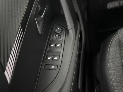 Photo 92 Peugeot 2008  Hybrid 145 e-DCS6