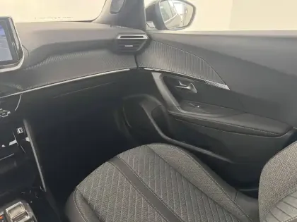 Photo 37 Peugeot 2008  Hybrid 145 e-DCS6