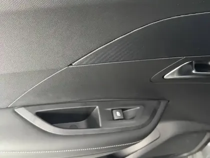 Photo 43 Peugeot 2008  Hybrid 145 e-DCS6