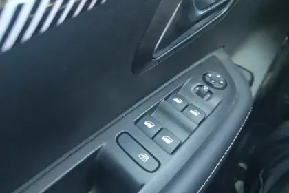 Photo 31 Peugeot 208  Electrique 50 kWh 136ch