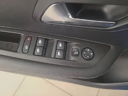 Photo 22 Peugeot 208  Hybrid 100 e-DCS6