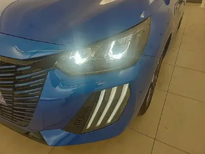 Photo 15 Peugeot 208  Hybrid 100 e-DCS6