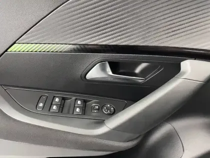 Photo 31 Peugeot 2008  PureTech 100 S&S BVM6