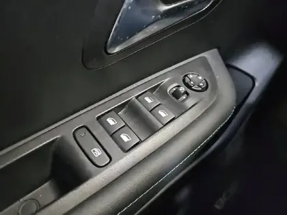 Photo 40 Peugeot 208  PureTech 100 S&S EAT8