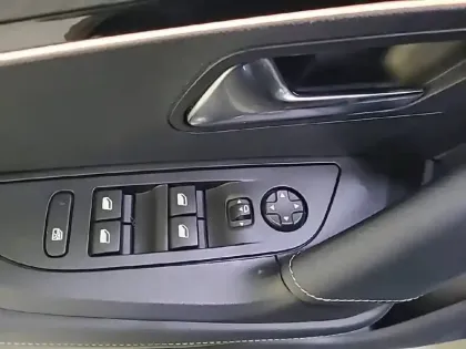 Photo 99 Peugeot 2008  Electrique 136 ch