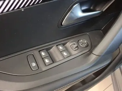 Photo 11 Peugeot 2008  Hybrid 145 e-DCS6