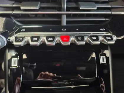 Photo 18 Peugeot 2008  Hybrid 145 e-DCS6