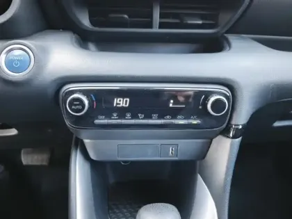 Photo 17 Toyota Yaris Hybride 1.5 HYBRID 116H DESIGN