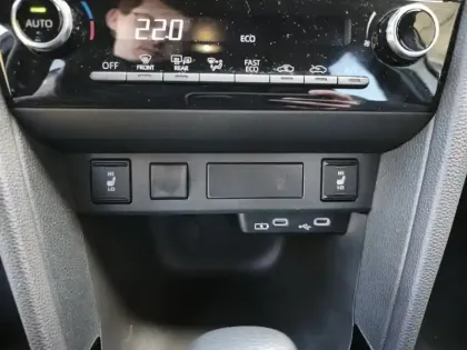 Photo 14 Toyota Yaris Hybride 130h 2WD DesignPackCargo MC24