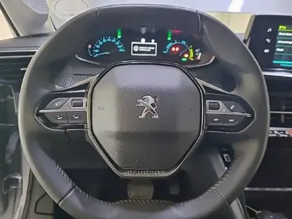 Photo 8 Peugeot 208  Electrique 50 kWh 136ch