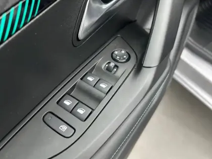Photo 97 Peugeot 2008  PureTech 100 S&S BVM6