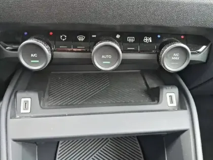 Photo 88 Citroën C4 e- 136 ch Automatique