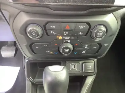 Photo 15 Jeep Renegade Nouveau 1.5 Turbo T4 130 ch BVR7 e-Hybrid Summit