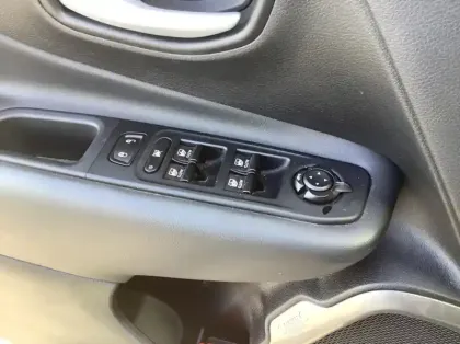 Photo 16 Jeep Renegade Nouveau 1.5 Turbo T4 130 ch BVR7 e-Hybrid Summit