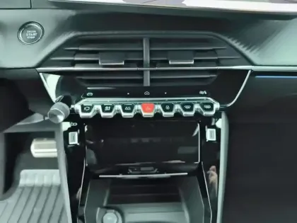 Photo 11 Peugeot 2008  Hybrid 136 e-DCS6 GT