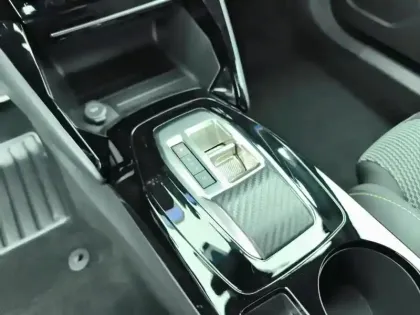 Photo 22 Peugeot 2008  Hybrid 136 e-DCS6 GT