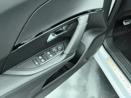 Photo 18 Peugeot 2008  Hybrid 136 e-DCS6 GT