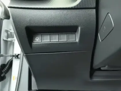 Photo 15 Peugeot 2008  Hybrid 136 e-DCS6 GT